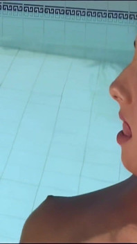 Două lesbiene latine în piscină