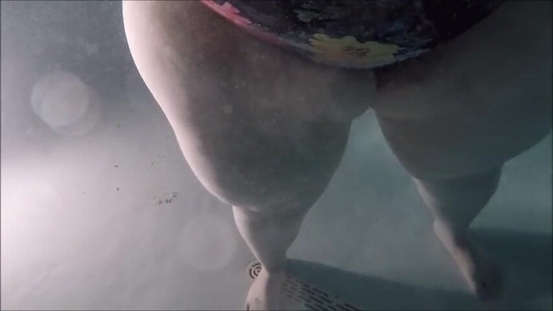 BBW Pleasures: Trembler les cuisses de la SSBBW sous l'eau
