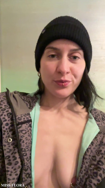 Miss Flora: Awek berpantat besar striptis