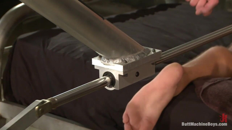 KINK men: Semental muscular y sus juguetes