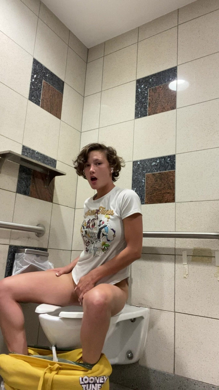 AhanuReed: Public Pissing