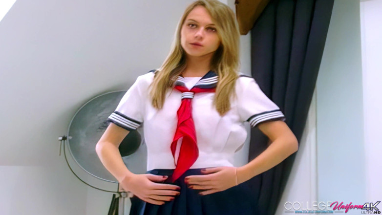 College Uniform: Usikan Jepun menampilkan Chloe Toy