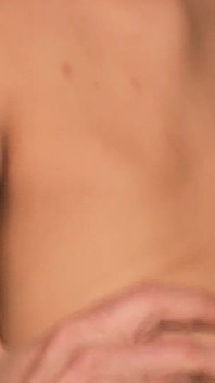 Wunderschöne schätzchen szene 1_blonde schätzchen mit kleinen titten liebt es, zwei schwänze gleichzeitig zu erhalten