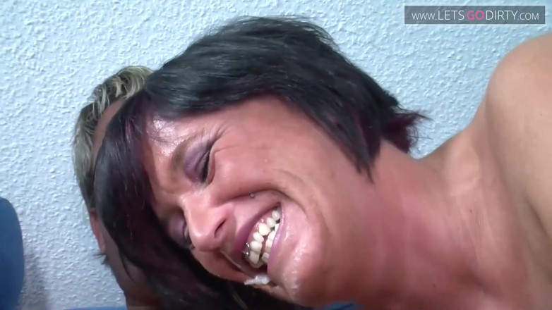 LetsGoEroticOnly: Sexy holka kouří milencovi kundičku, zatímco je ošukaná zezadu do...