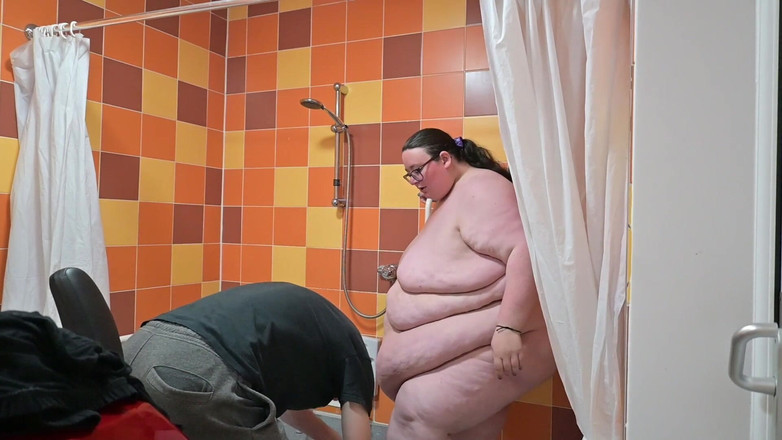 SSBBW Hunter: Жиробасина попадает в тугую купальнику