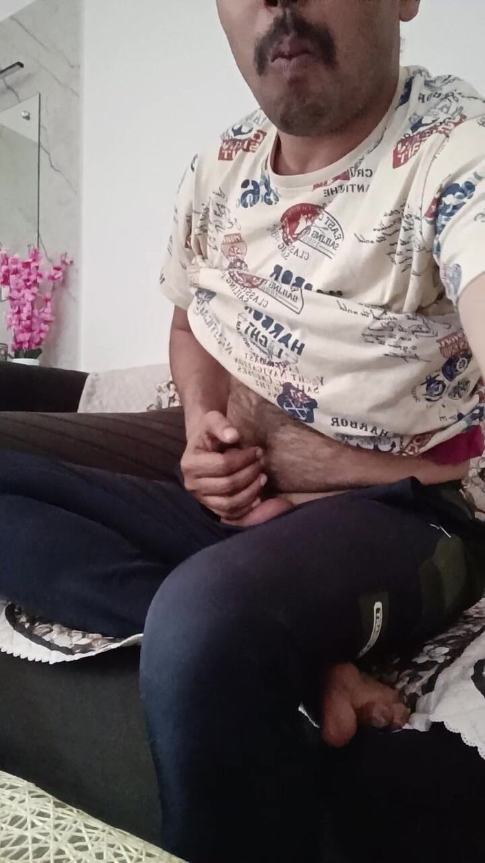 Rajasthani-old-lover: Masturbându-mă pe canapeaua mea uitându-mă la TV