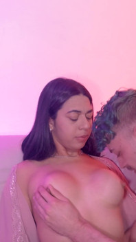 Eine große brünette Latina vögelt den Typen auf der Couch