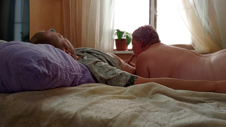 Zona901: Madrastra da mamada mientras esposa está en el trabajo