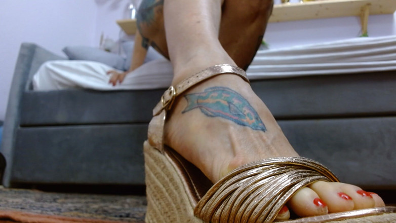 Melissa Johnson: Melissa Johnson แกล้งคุณด้วยเซ็กซี่ของเธอ, gold wedges