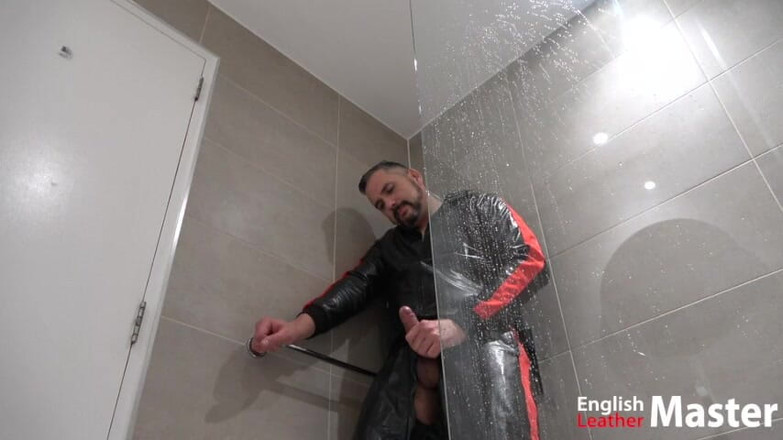 EnglishLeathermaster: Tati se pișă de la o pulă necircumcisă