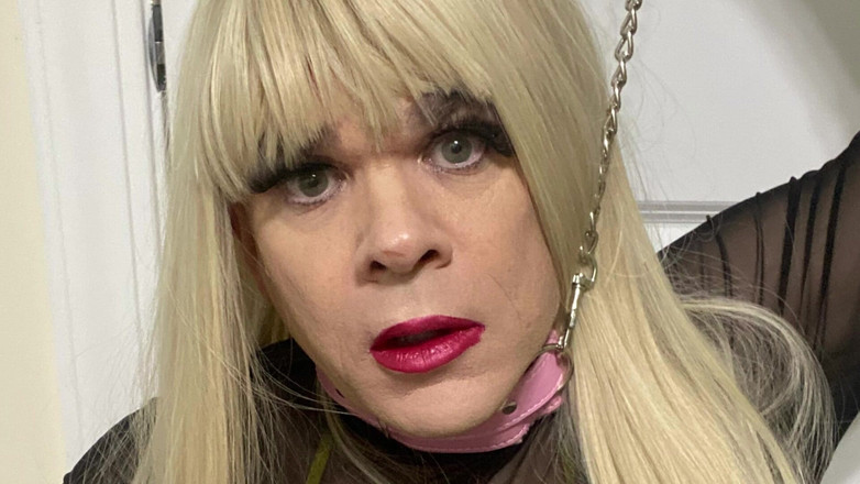 MadisonCD2025: Pelacur blonde jalang CD Madison melintasi pakaian semasa dirantai untuk...