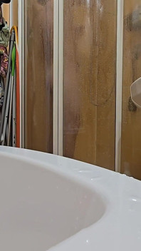 Un Mec Poilu Prend Une Douche Chez Son Amie