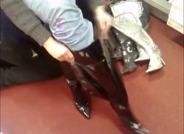 Foot Girls: Elle utilise un esclave comme chaise pour essayer des bottes