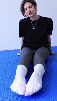 Dewi dengan kaus kaki putih di gym