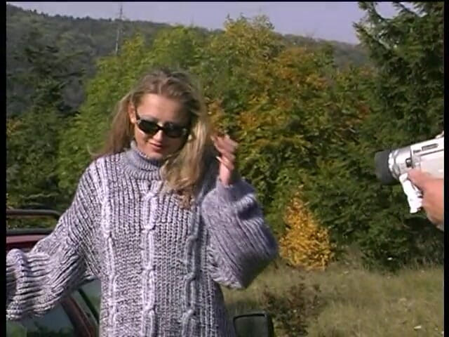 Lucky Cooch: La figa della bionda formosa viene leccata e sbattuta all'aperto