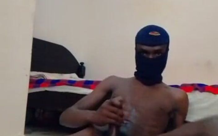 Bahati: Botty caliente y una gran polla se muestran