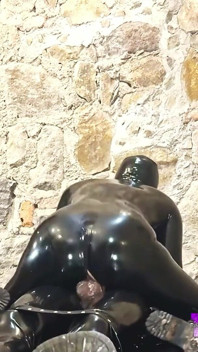 Sclavul de cauciuc este folosit sexual