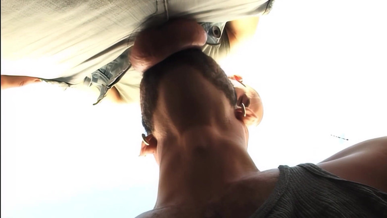 Transsexuell and gay club: Encontro ao ar livre: cara musculoso com pau grande recebe...