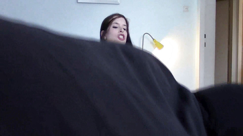 Femdom Austria: Dominujące lizanie w łóżku w nocy