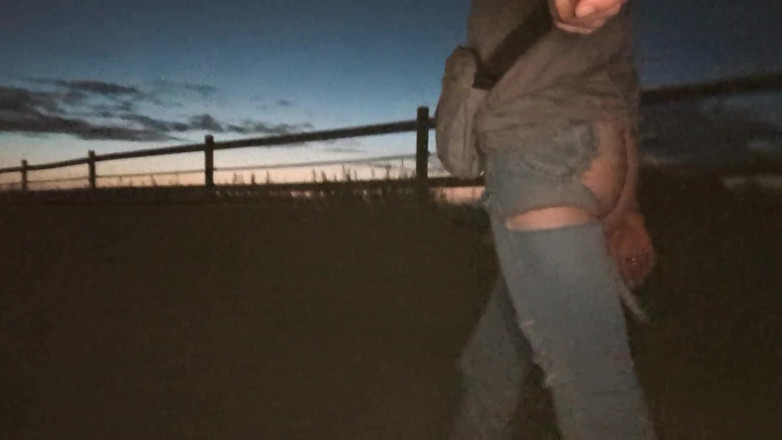 kinkygaynudist: Wandelen Door De Stad in Een Bodemloze Spijkerbroek