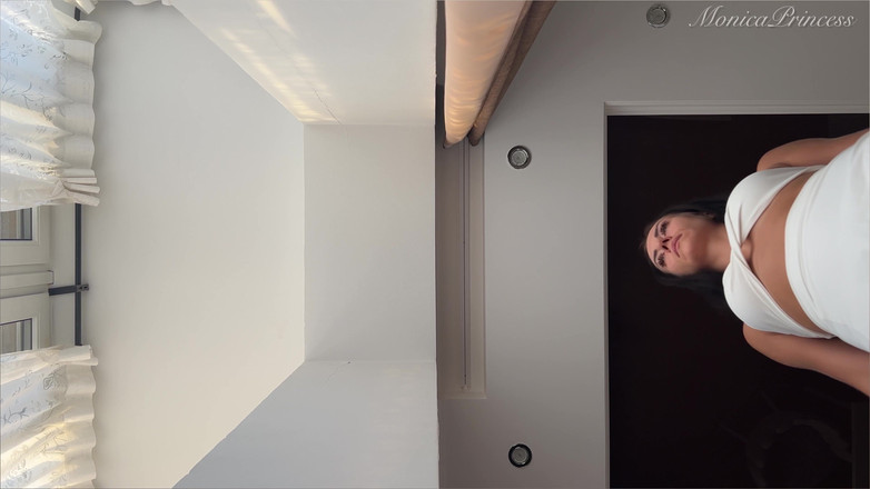 Princess Monica: La gigantessa ti schiaccia sotto il suo louboutin nudo pov 4k