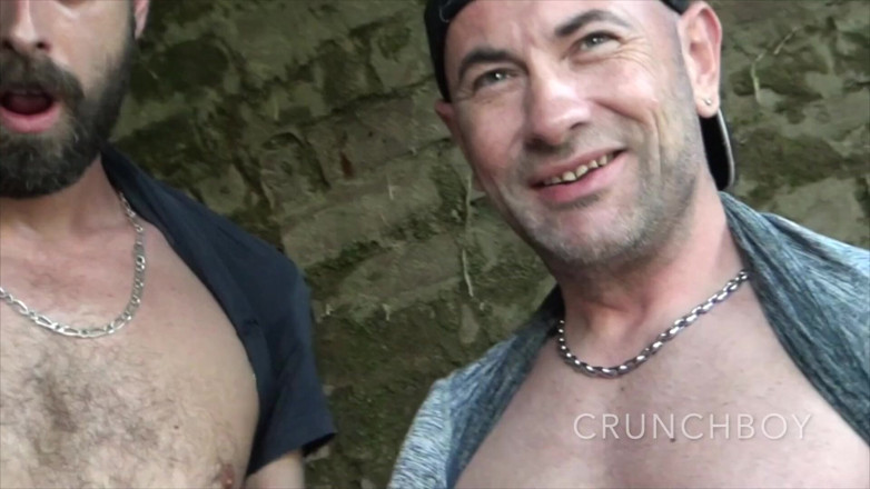 Ass slut fucked bareback: 2231 von Papi in Exhib Forest cruisen