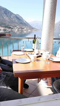 ¡Dios mío! ¡Saté su polla en el restaurante en público!