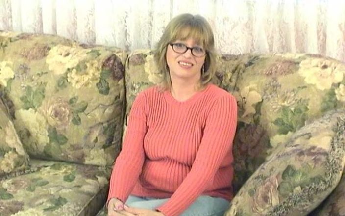 Solo Sensations: Une maman mature à gros nichons enlève ses vêtements et doigte...