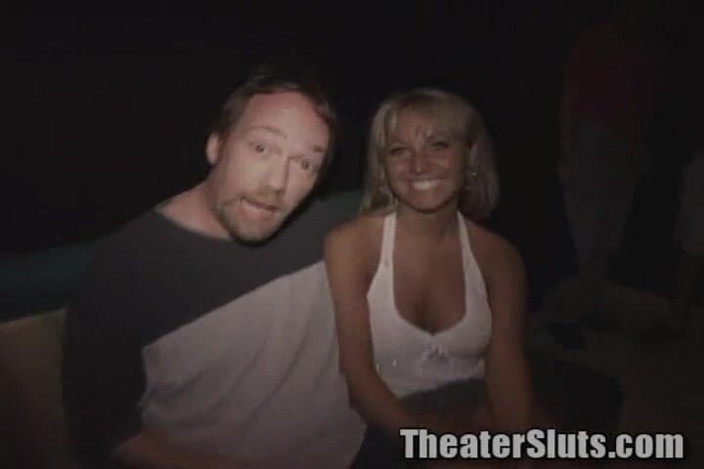 Theater Sluts: नकली स्तन बिंबो बेब गैंगबैंग पोर्नो थिएटर चेहरे पर वीर्य वाली वेश्या jasmine tame भाग्यशाली हारे हुए लंड को प्रसन्न करती है