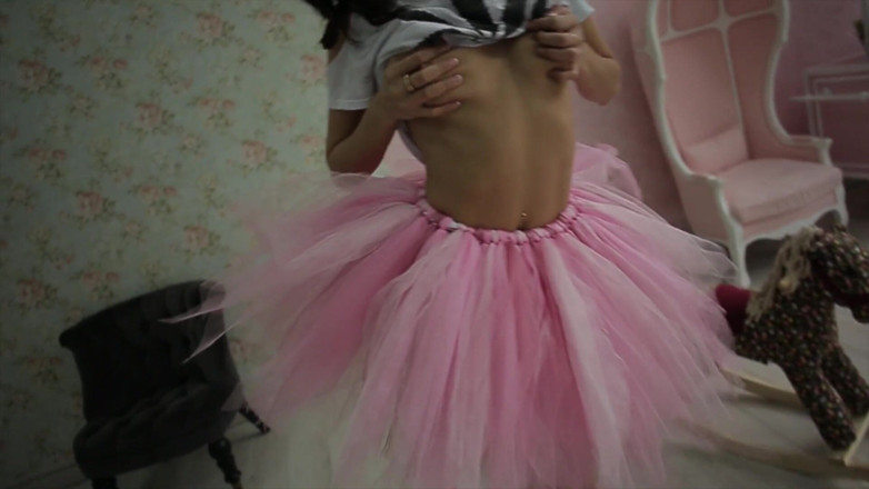 StasyQ: Morena bailarina juega con su cuerpo caliente