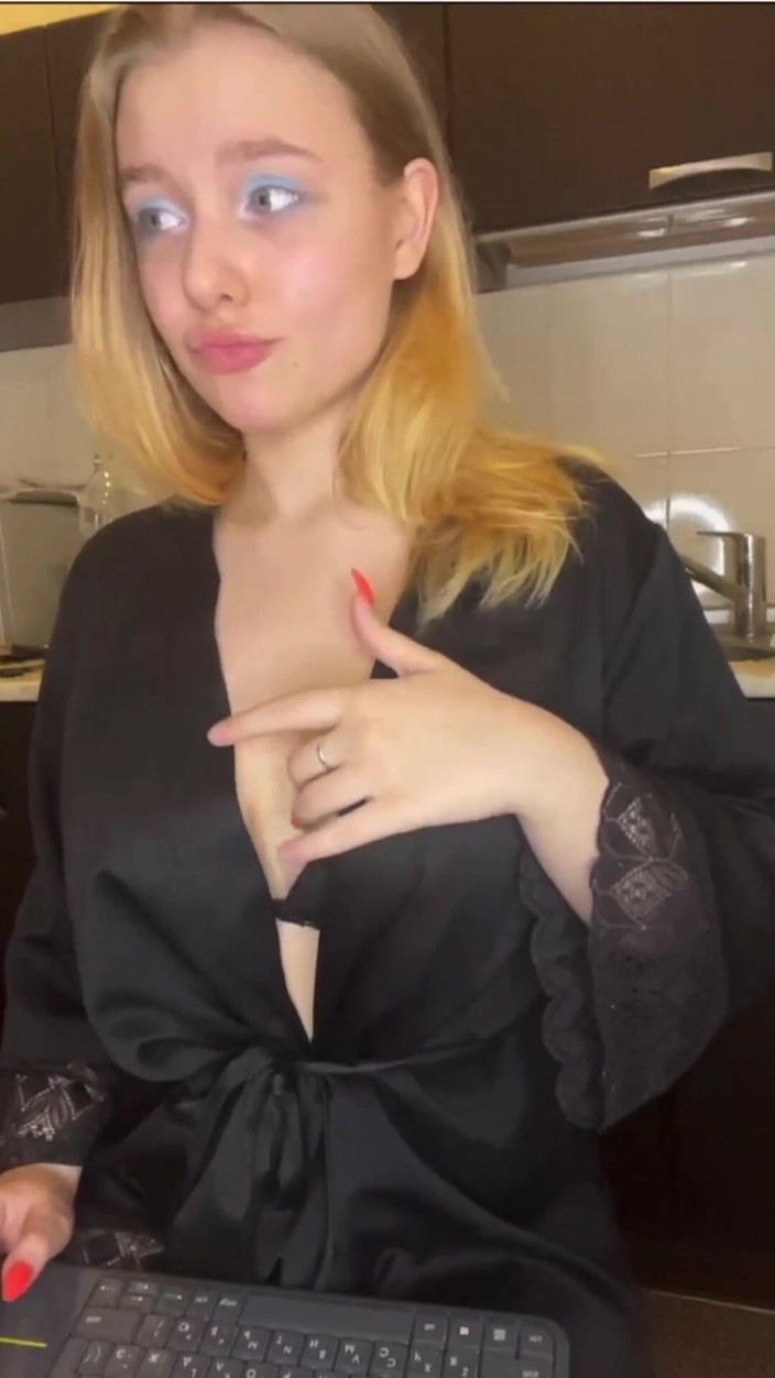 JuiceLussie: Quente amadora senta no seu rosto e se masturba