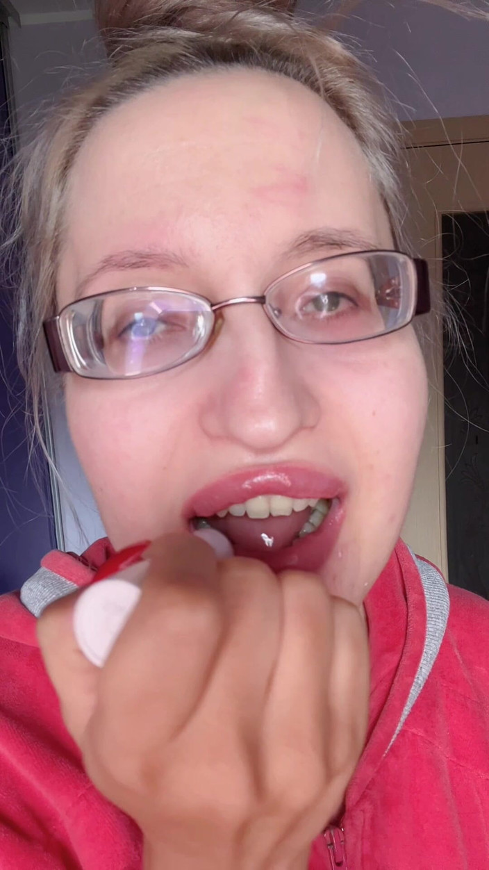 FinDom Goaldigger: Asmr Makan Gincu Merah Jambu Pisang - Fetish Bibir Fetish Makanan...
