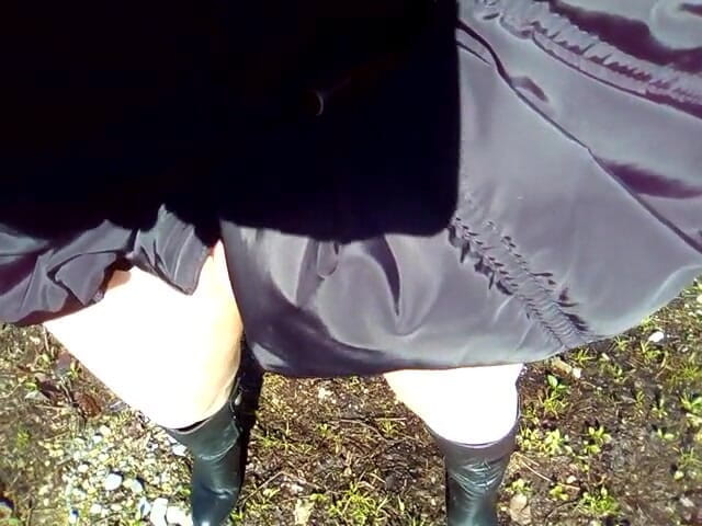 RavenBigAss: Pisse dans les bois, jupe pas de culotte