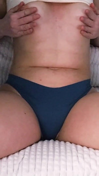 Rychlé sexy prstění kalhotkami - promočený mokrý orgasmus z kundičky - detailní záběr