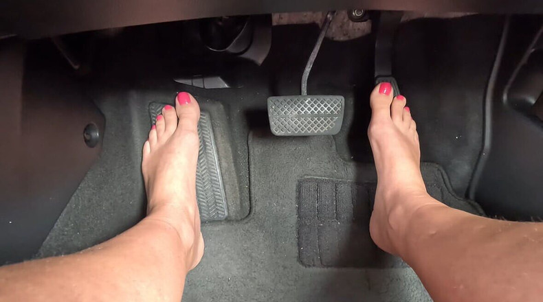 Emma Voyeur: Dívka řídí bosá