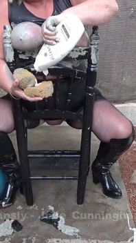 Set021 zittend op bondagestoel die modderige vastgebonden tieten wast