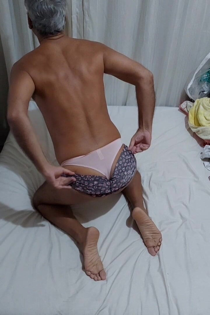 Ladysilvas: Ladysilva Crossdresser जाँघिया में गर्म गधा वेब कैमरा द्वारा