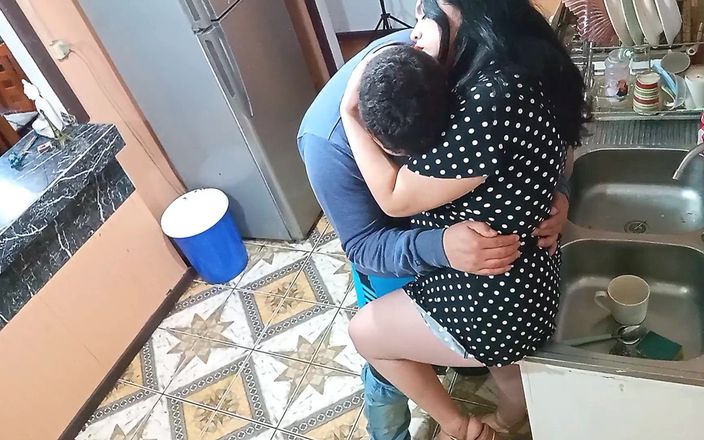 BBW Kelly Mom: Futai între vase și pans: o bucătărie fierbinte "
