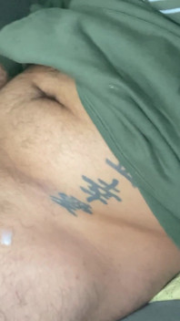 Sakallı büyük yarak mastürbasyon yapıyor ve dölle kendini bulıyor