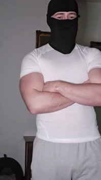 Treinamento particular - o treinador percebe seu olhar na barriga dele e goza no seu rosto