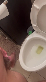 Pissen zu hause auf der toilette