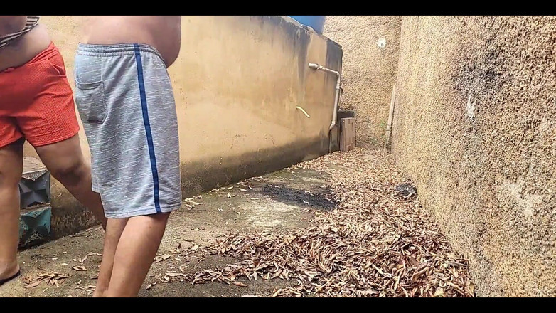 Jeanne Welsh: Nevlastní matka je ošukaná na dvorku, zatímco všichni sousedé sledují.