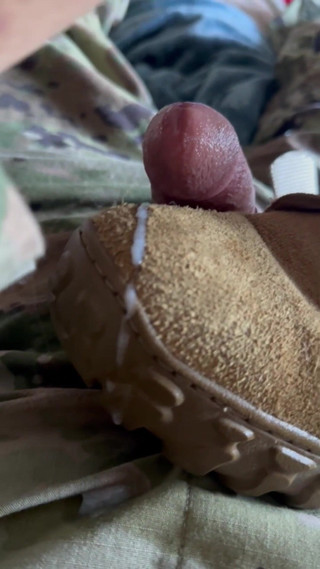 Gay Soldier Stuff: Супер горячая - солдат армии США выстреливает порцию спермы на его сапоги!