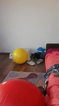 Amatorska macocha robi jogę nago, owłosione cipki, duży tyłek, duże cycki.
