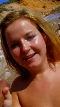 Gagica dolofană este futută anal pe plajă