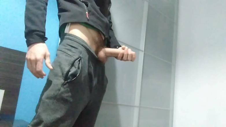Elvissc: Te muestro mi plátano duro dentro de mis pantalones y...