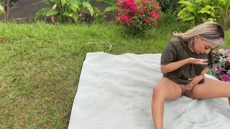 Naty Delgado: Picnic day! I fuck my tight wet pussy with a...