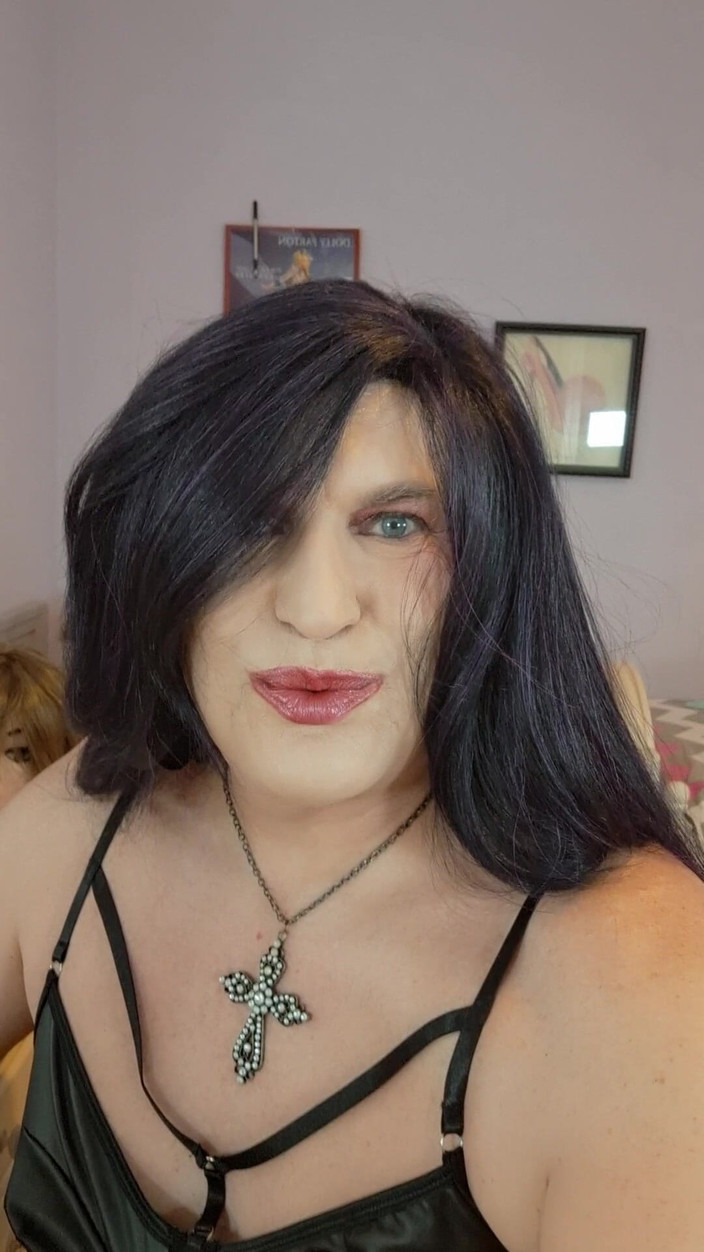 Victoria Lecherri: Vamos abrir nossas pernas como mulheres e lamber umas as...