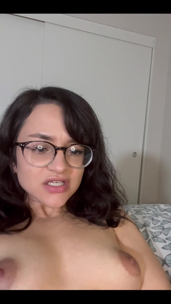 Cherry blosm: Cewek sange ini lagi muasin memeknya pakai dildo dan vibrator...