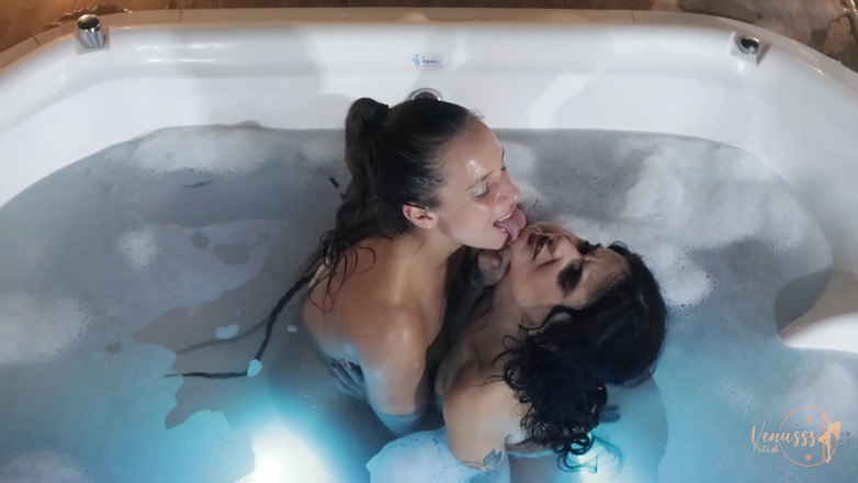 Venusss fetish: Venusss dan mia lagi asik ciuman di bak mandi